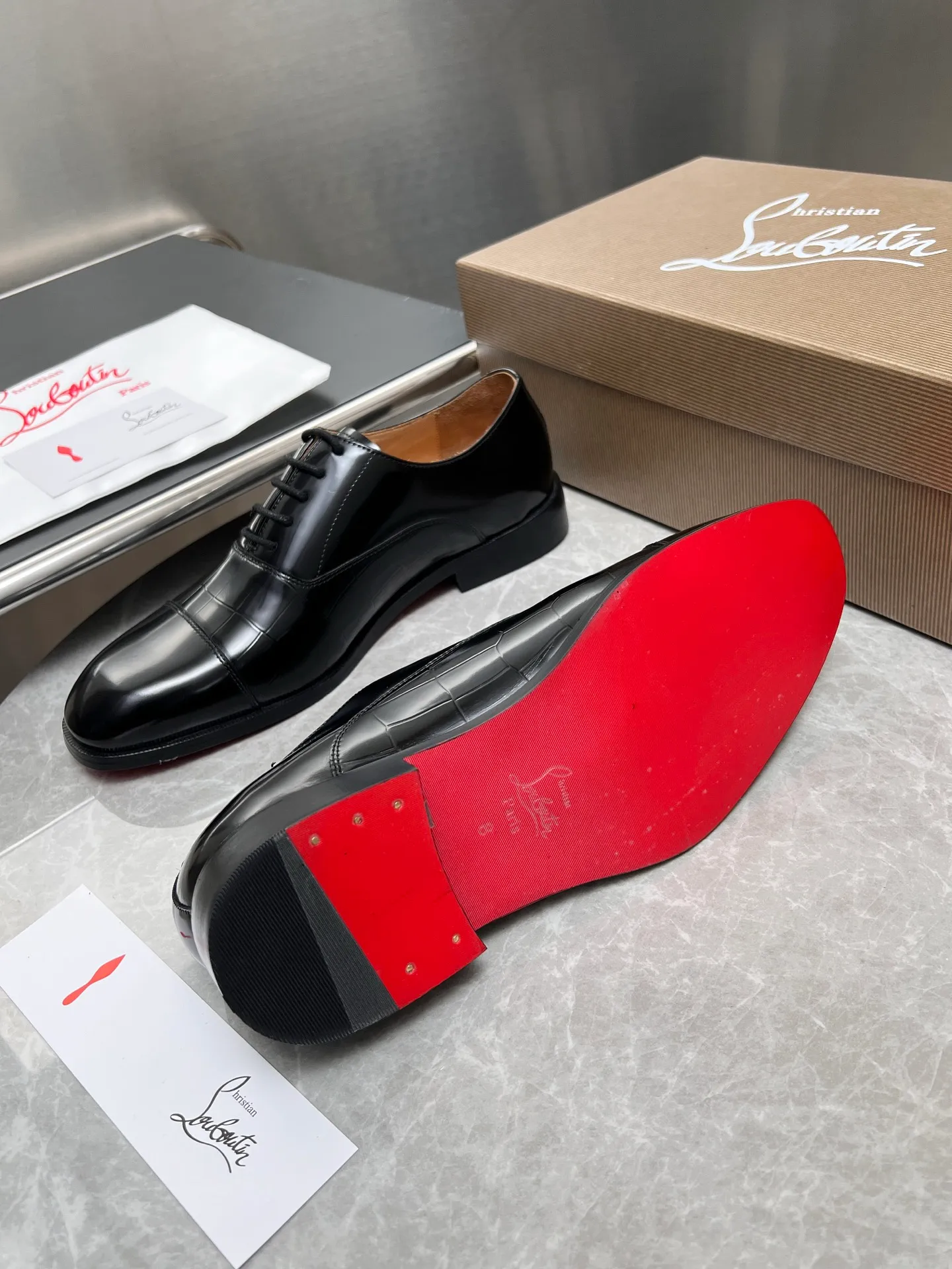 [CL red sole] Top P: 900💰 Number of yards: 39~44 (38.4546. Customized, non-refundable) CL new men's formal shoes Loaf leather shoes Christia* Loubouti* red sole shoes The red sole is luxurious and elegant, reshaping the style boundary of casual formal wear. It is extremely innovative in material selection, and creates a rich visual and tactile experience through the collision of different materials! Made of top-grade calfskin/glossy patent leather/spliced ​​technical fabric in contrasting colors. The upper is stitched by hand with fine and even stitching. It is based on the square-toe loafer shoe shape, with neat and elegant lines, which fits the toughness of men's wear. The upper is embellished with metal rivets, injecting individual details into classic loafers, breaking the mediocrity of casual shoes, and giving a concrete expression of "low-key luxury". From the original color/red cowhide lining inside the shoe to the instantly recognizable red sole, the "red sole" is not only the brand's visual identity, but also a "luxury codeword" when walking. The red sole exposed inadvertently conveys taste and identity instantly. From the innovative splicing of materials, to the personalized fusion of design, to the ingenious inheritance of craftsmanship, the Christian Louboutin men's loafer series is not only a pair of casual shoes, but also a "yuppie style" dressing weapon for men. Whether it is a casual business meeting or a casual look for daily travel, it can help you become a unique and stylish man in every occasion with its "red Loaf" attitude.